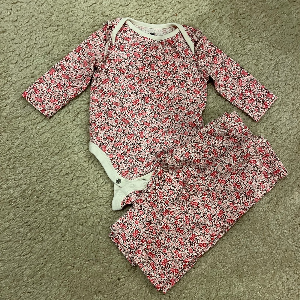 💛 Gap baby onesie + 2 pants set 3-6m